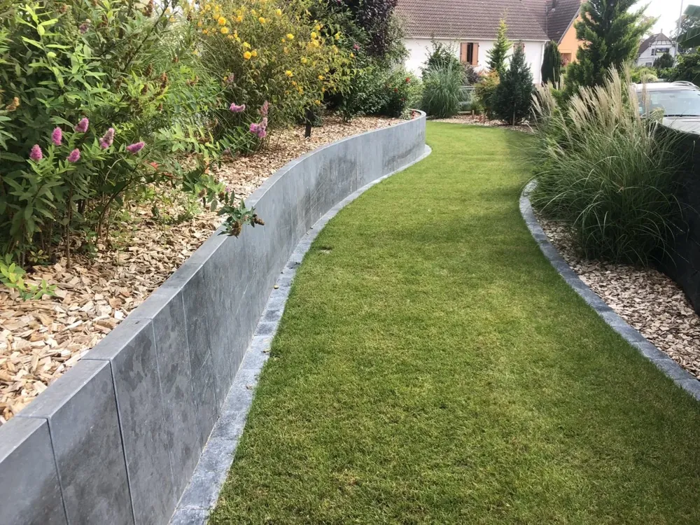 Palissades en bordure de pelouse — Bauma