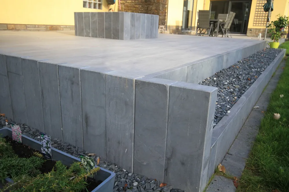 Terrasse surélevée en palissades — Bauma
