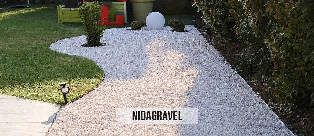 Chemin de jardin courbe en gravier stabilisé Nidagravel