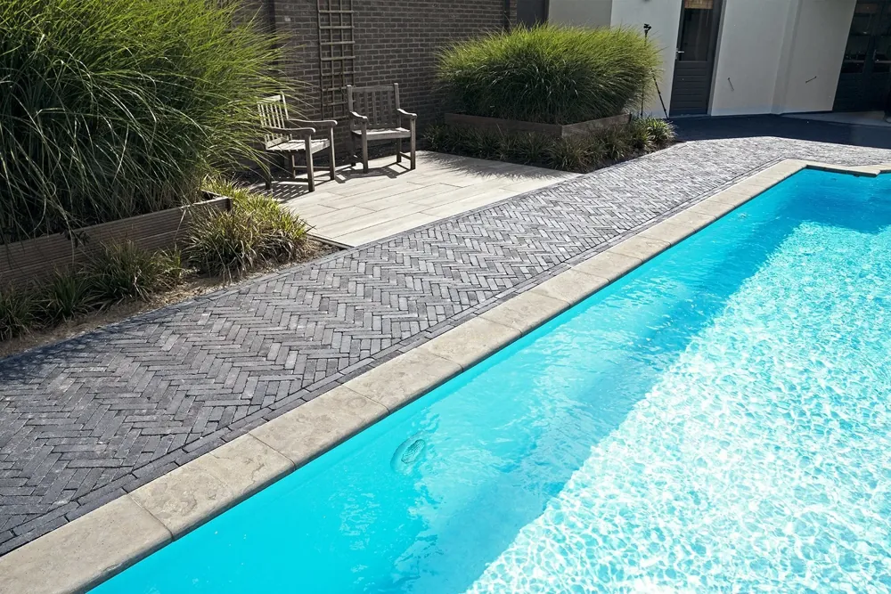 Pavés en bord de piscine — Redsun