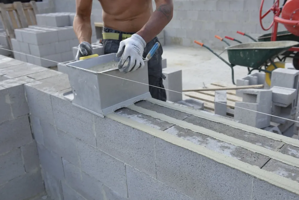 Blocs fraisés posés à la colle — Béton de la Lomme