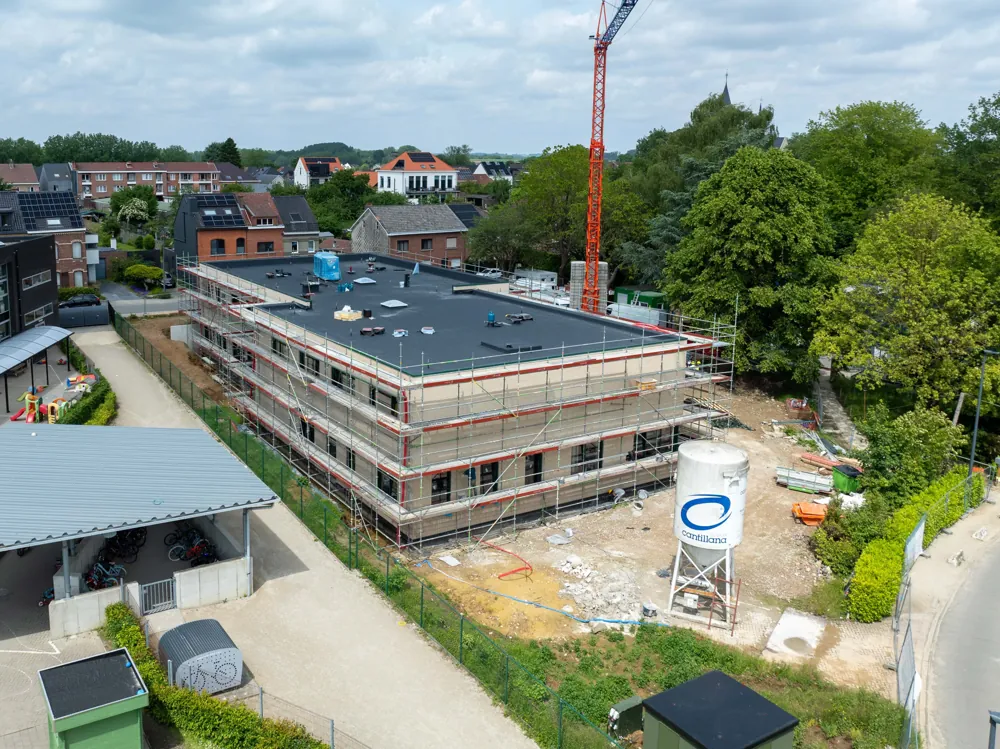Silo sur un chantier de logements, vu du ciel — Cantillana