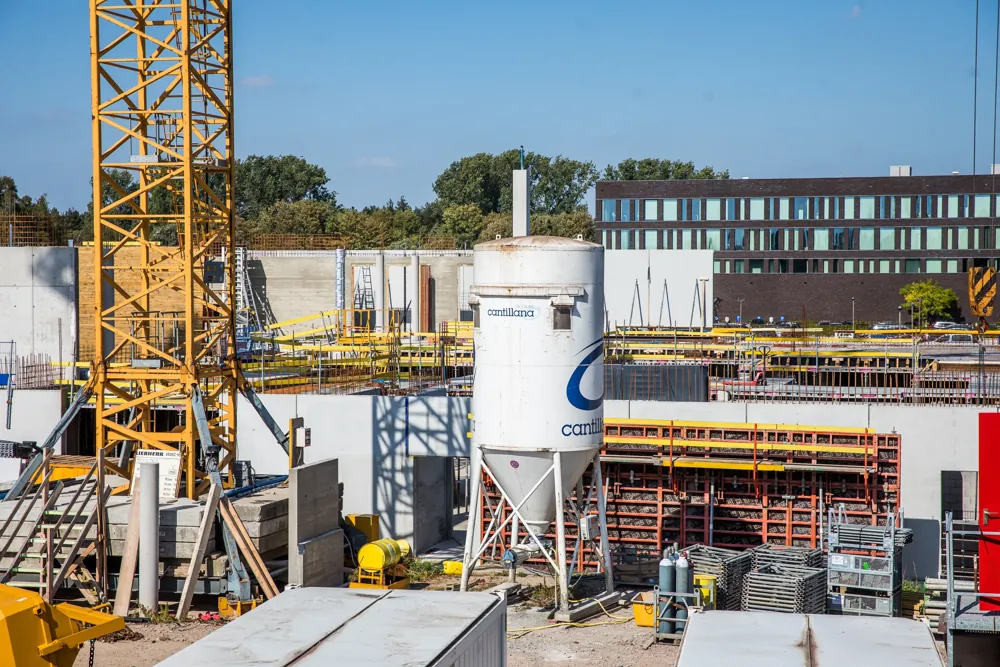 Silo à mortier sur chantier — Cantillana