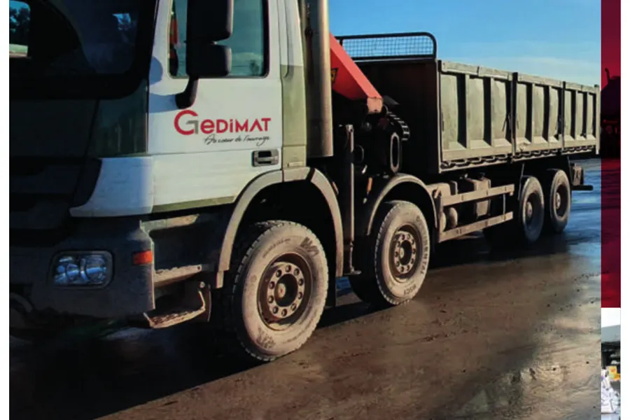 Camion-grue Gedimat Collot livrant des matériaux sur chantier