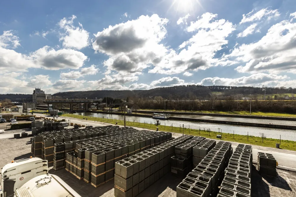 Parc à blocs de l’usine Remacle, en bord de Meuse