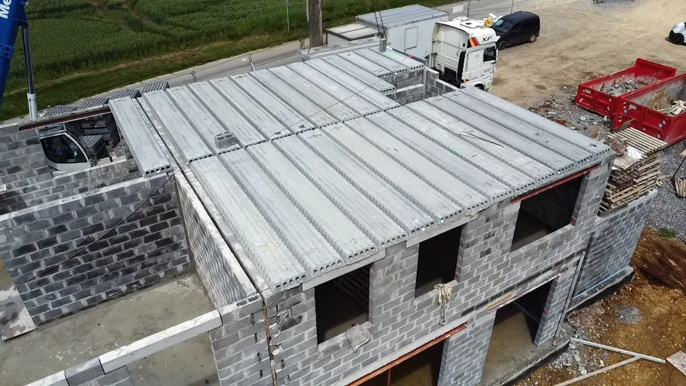 Plancher de hourdis posé au camion-grue — Roosens