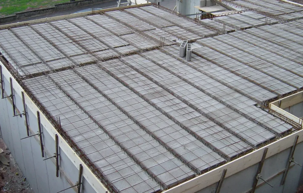 Plancher poutrains-entrevous sur murs en blocs — Roosens